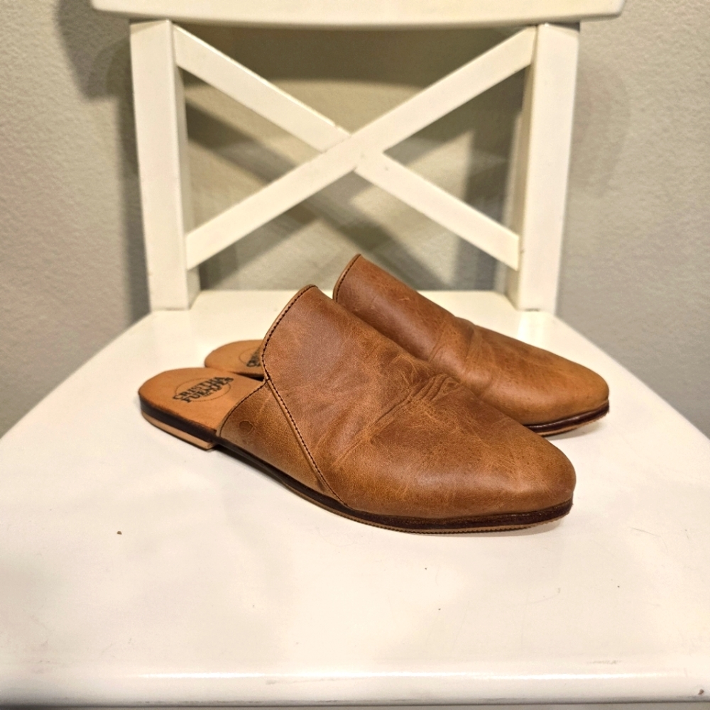 Cristha Fuentes, Handmade Womens Brown Leather Mules, Size 5 Slip-on Sandals